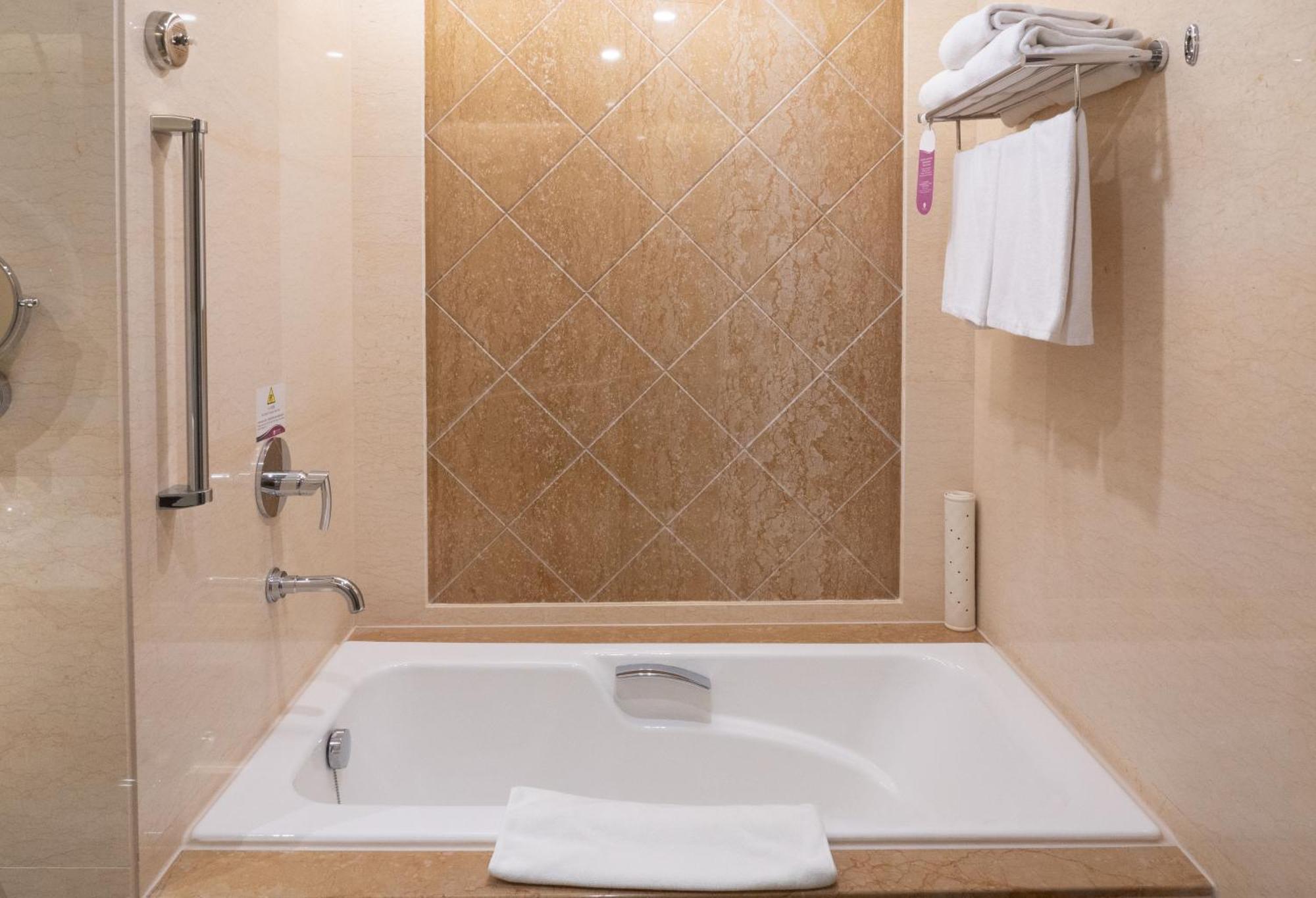 דאשו E-Da Royal Hotel מראה חיצוני תמונה A bathtub